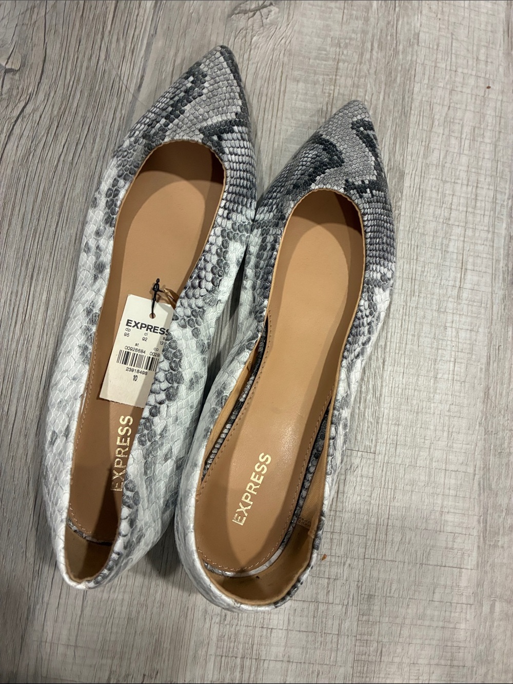 🔥Express Snake-Print Pointed Toe Flats in Gray and White 10